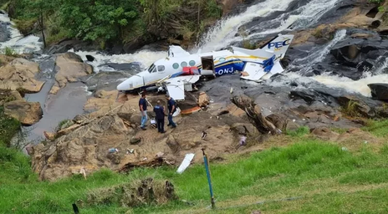 Investigadores do 3º Serviço Regional de Investigação e Prevenção de Acidentes Aeronáuticos (SERIPA III) da FAB analisam, em novembro de 2021, aeronave do acidente que vitimou a cantora Marília Mendonça e outras quatro pessoas, em Caratinga/MG. FAB