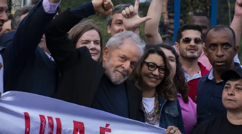 Luiz Inácio Lula da Silva com Rosângela "Janja" Silva e Gleisi Hoffman no momento de sua saída da prisão na Superintendência da Polícia Federal, em Curitiba, em 8 de novembro de 2019Hamilton Zambiancki/Anadolu Agency via Getty Images